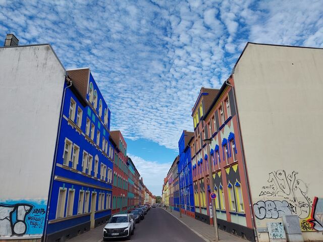 Die bunte Straße mit blauen und orangen Fassaden