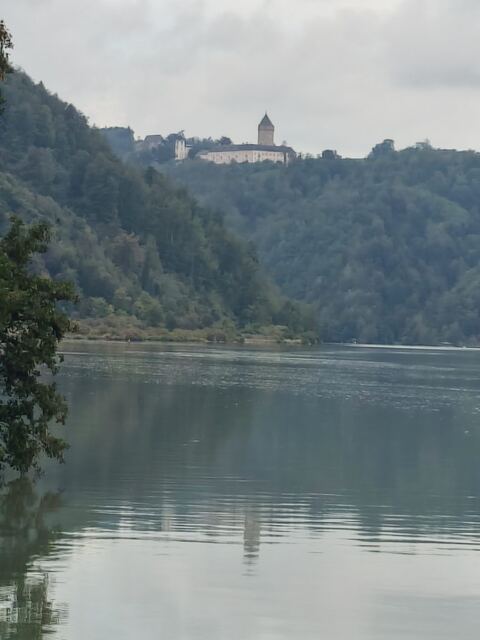 Eine Burg über dem Wasser