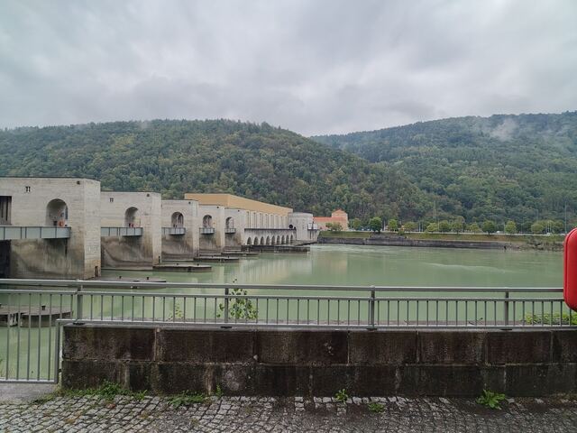 Kraftwerk Jochenstein, diesmal mit Donau