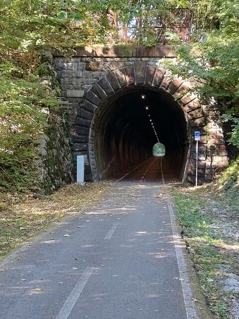 Radweg im ehemaligen Bahntunnel