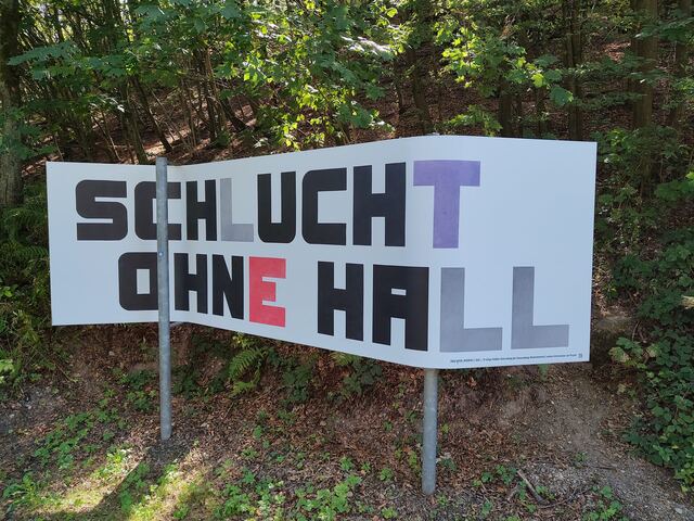 Schlucht ohne Hall auf einem Marketingschild unterhalb Grein