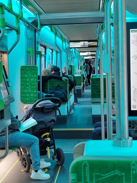 Innenraum einer modernen Straßenbahn mit türkisem Neonlicht