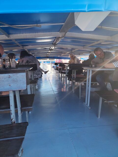 Unter Deck auf einem Schiff mit niedrigem Dach