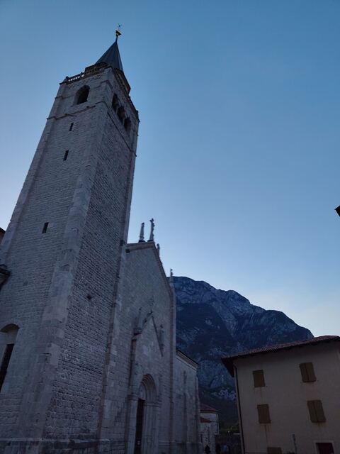 Der Dom von Venzone mit seinem Glockenturm